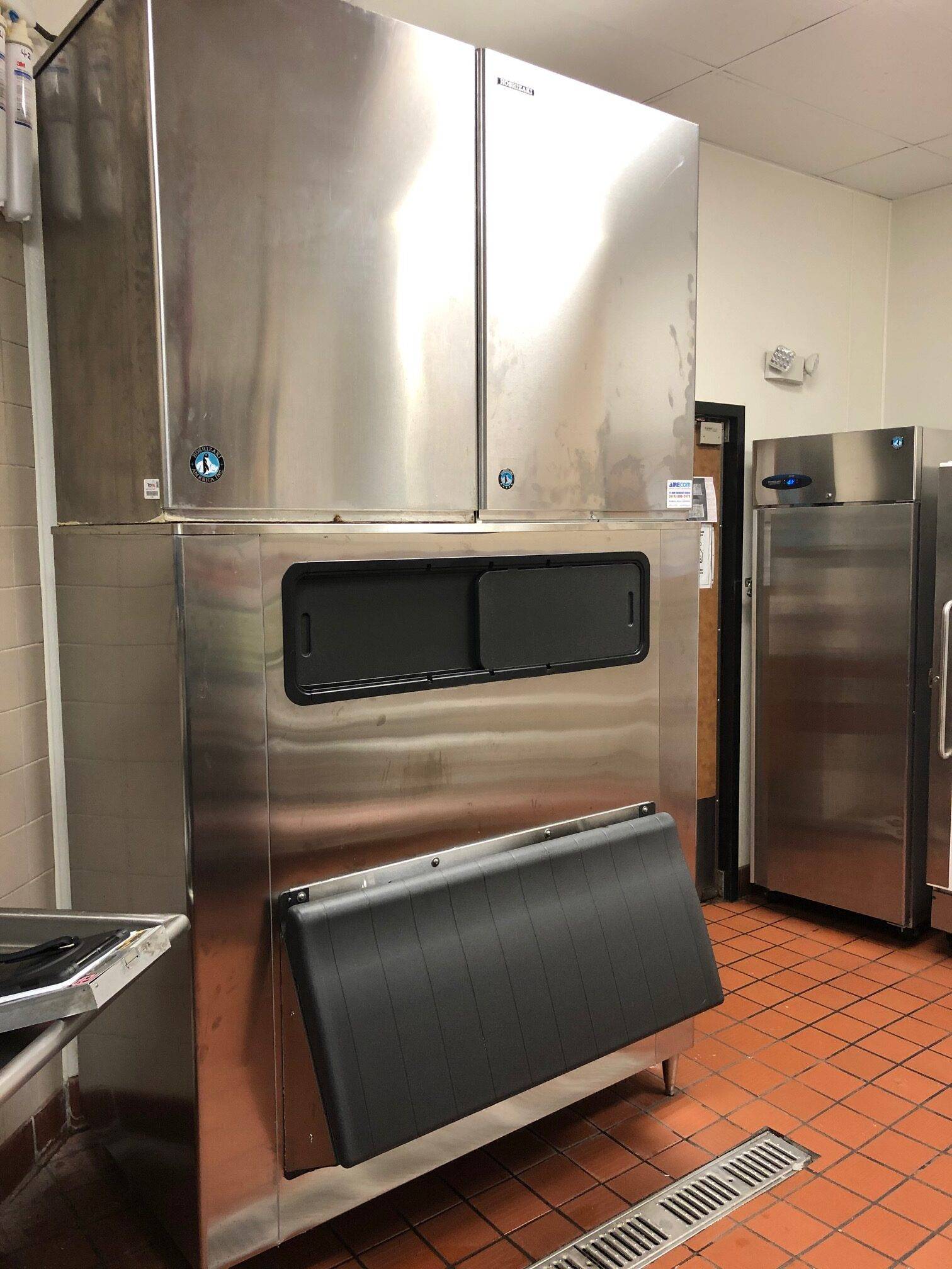 Commercial refrigeration dual-head Hoshizaki ice machines mounted atop a large ice bin